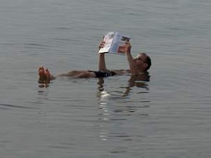 Hochkonzentriertes Salzwasser im Toten Meer